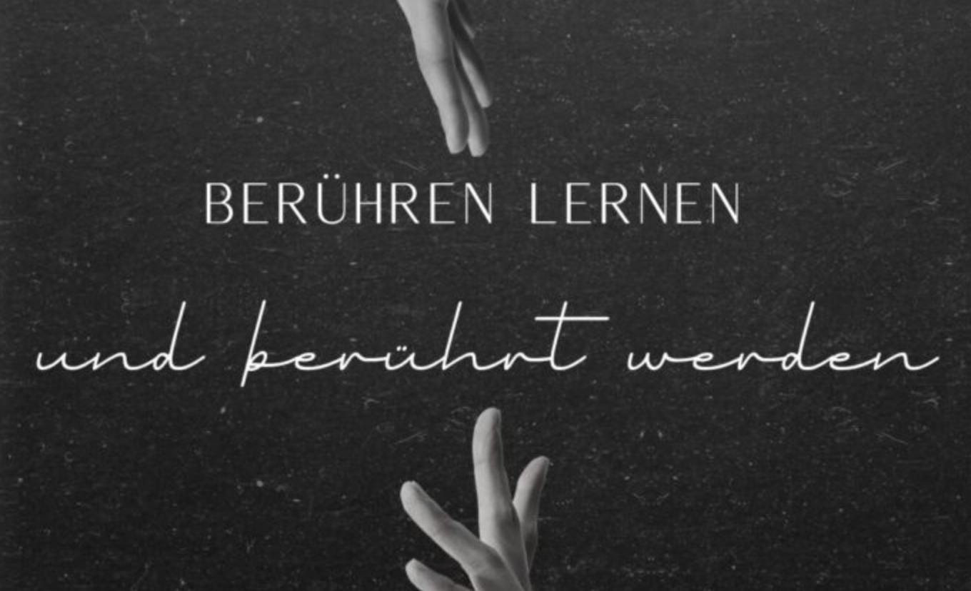 Berühren lernen und berührt werden – zwei Hände, die sich auf dunklem Grund zueinander ausstrecken