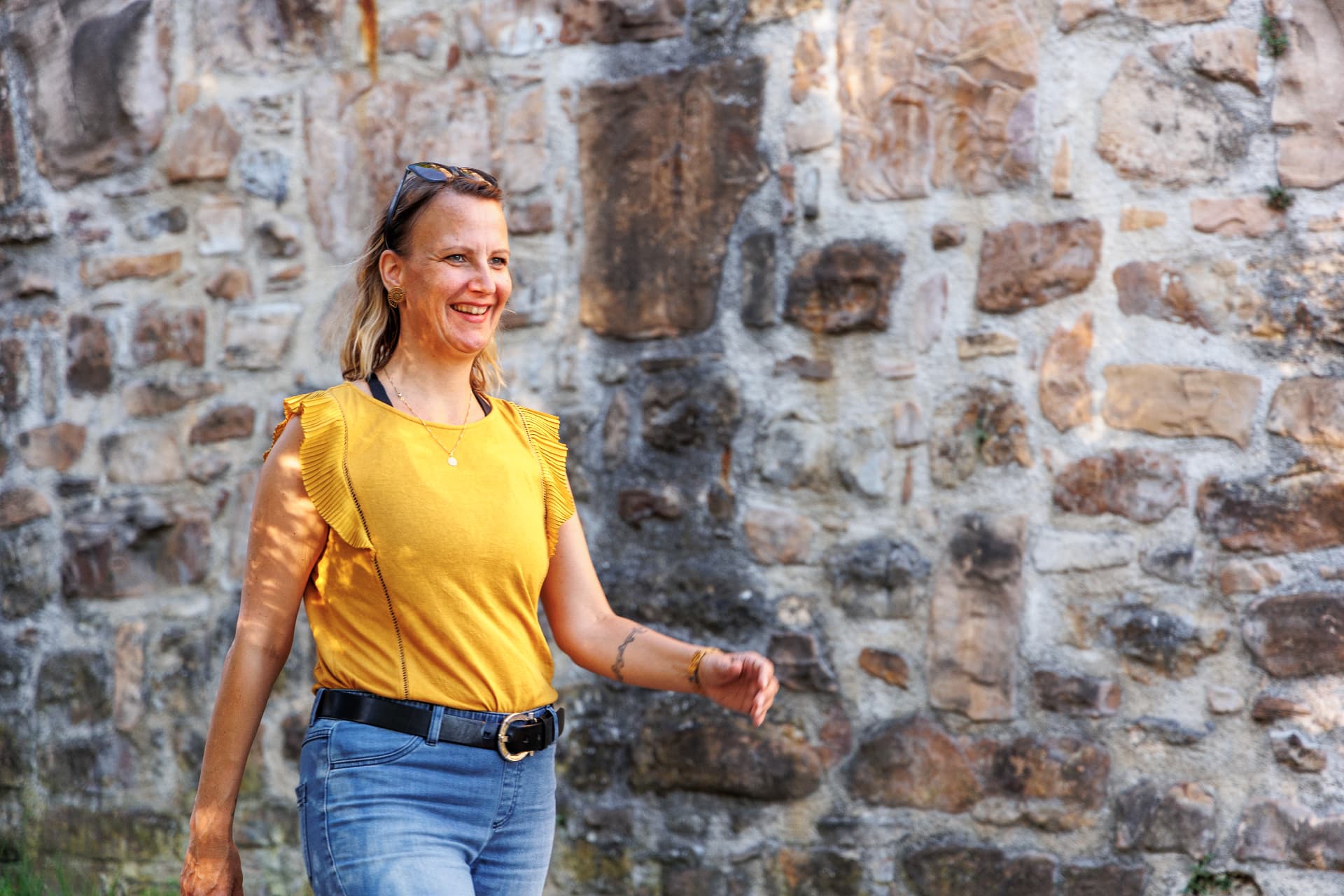 Tanja Hoyer vor einer Steinmauer