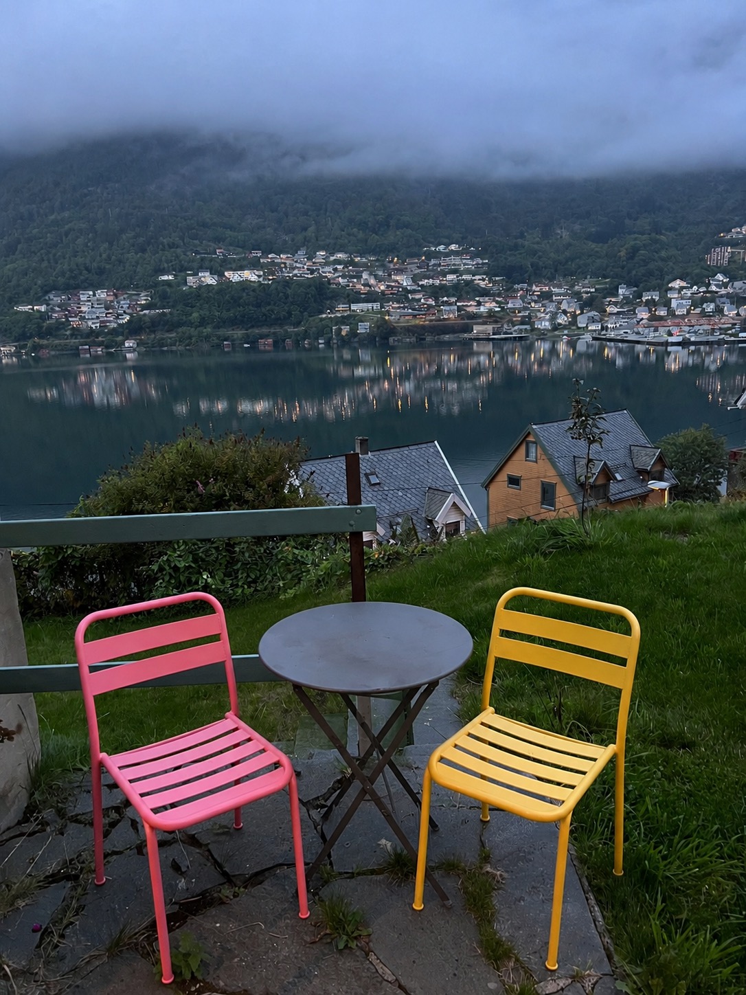 Paarberatung – rosa und gelber Stuhl vor Fjord-Panorama