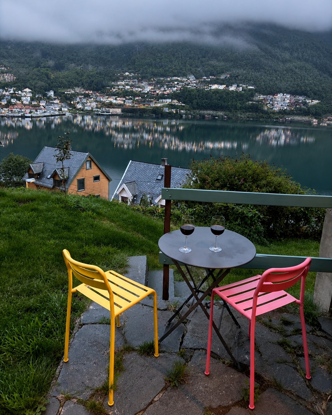 Paarberatung – rosa und gelber Stuhl vor Fjord-Panorama